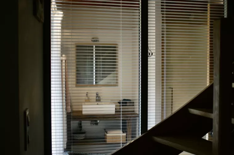 La salle de bain du Causse Noir vu de la chambre